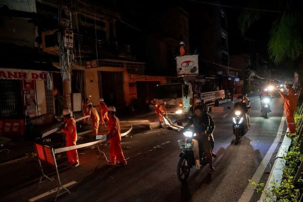 Cán bộ nhân viên ngành điện khắc phục sự cố sau bão Kalmaegi
