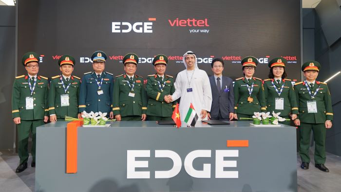 Đại diện Tập đoàn Viettel và Chủ tịch Thương mại EDGE tại lễ ký kết