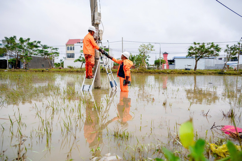 Công nhân PC Đắk Lắk triển khai thay thế công tơ, thiết bị hư hỏng trên lưới ngày 23-11