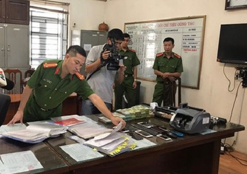 Cơ quan công an thu giữ nhiều tài liệu, tang vật các đối tượng sử dụng để hoạt động tín dụng đen