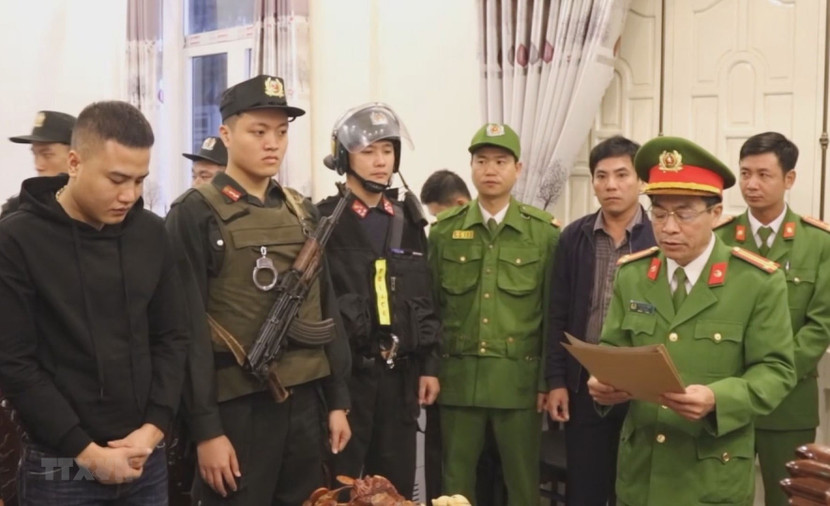 Đọc lệnh bắt khẩn cấp và khám xét nhà đối tượng liên quan tín dụng đen Đọc lệnh bắt khẩn cấp và khám xét nhà đối tượng liên quan tín dụng đen