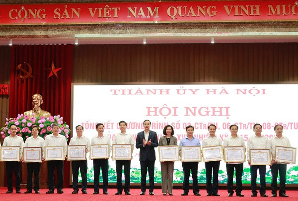 Phó Bí thư Thành ủy Đào Đức Toàn tặng Bằng khen cho các tập thể, cá nhân có thành tích trong thực hiện Chương trình số 08-Ctr/TU