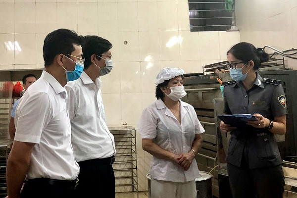 Kiểm tra xưởng sản xuất bánh trung thu tại cơ sở Hương Trà