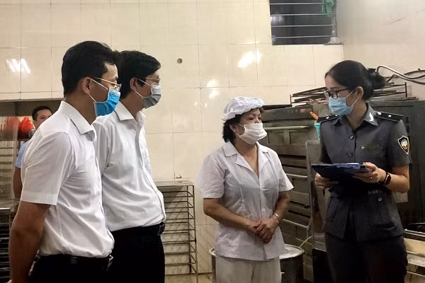 Kiểm tra xưởng sản xuất bánh trung thu tại cơ sở Hương Trà