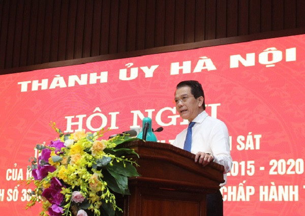 Chủ nhiệm Ủy ban Kiểm tra Thành ủy Hà Nội Hoàng Trọng Quyết báo cáo tại hội nghị