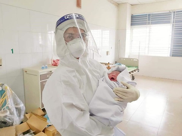 Các bác sĩ Bệnh viện Bệnh Nhiệt đới Trung ương mổ đẻ thành công cho sản phụ mắc Covid-19 Các bác sĩ Bệnh viện Bệnh Nhiệt đới Trung ương mổ đẻ thành công cho sản phụ mắc Covid-19