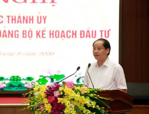 Phó Chủ tịch UBND TP Hà Nội Nguyễn Doãn Toản báo cáo tại hội nghị