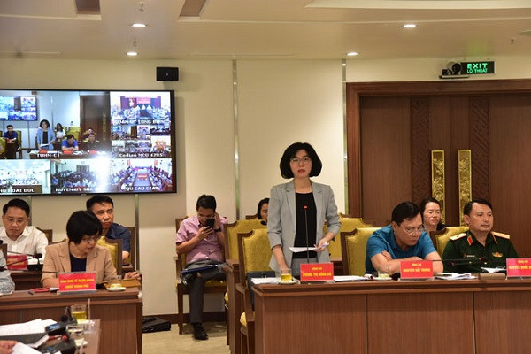 Phó Chủ tịch HĐND TP Phùng Thị Hồng Hà phát biểu tại hội nghị