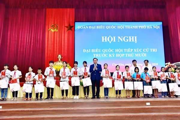 Bthư Thành ủy Vương Đình Huệ trao tặng 50 suất quà cho học sinh nghèo vượt khó huyện Ứng Hòa