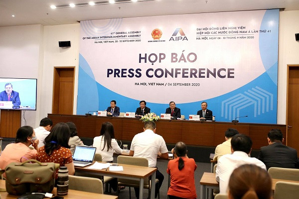 Quang cảnh buổi họp báo