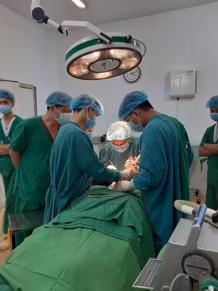 Ca mổ cấp cứu cháu bé đã diễn ra thành công (Ảnh: BVĐK tỉnh Sơn La)