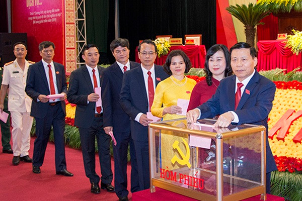 Các đại biểu bỏ phiếu bầu tại đại hội Các đại biểu bỏ phiếu bầu tại đại hội