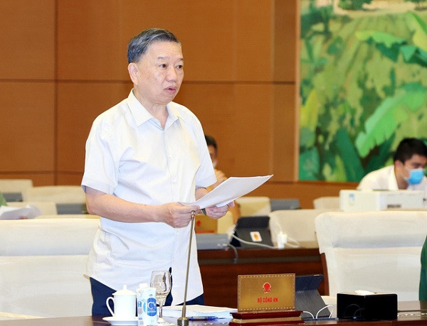 Bộ trưởng Bộ Công an Tô Lâm trình bày tờ trình dự án luật tại phiên họp (Ảnh: TTXVN)