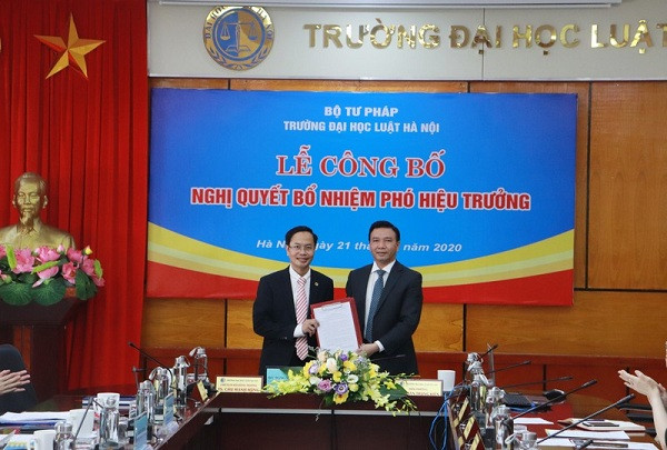 Quyền chủ tịch Hội đồng trường Đại học Luật Hà Nội Chu Mạnh Hùng trao quyết định cho tân Phó Hiệu trưởng