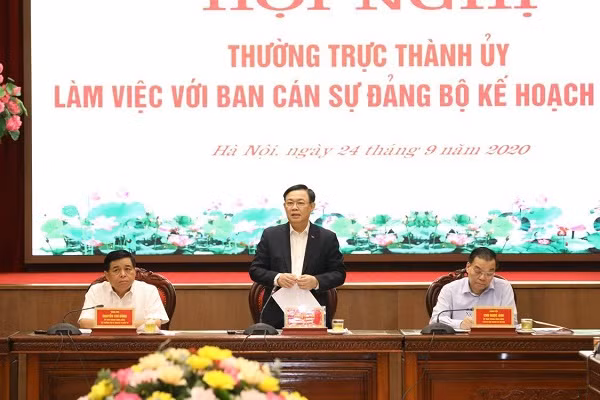Bí thư Thành ủy Vương Đình Huệ phát biểu mở đầu hội nghị