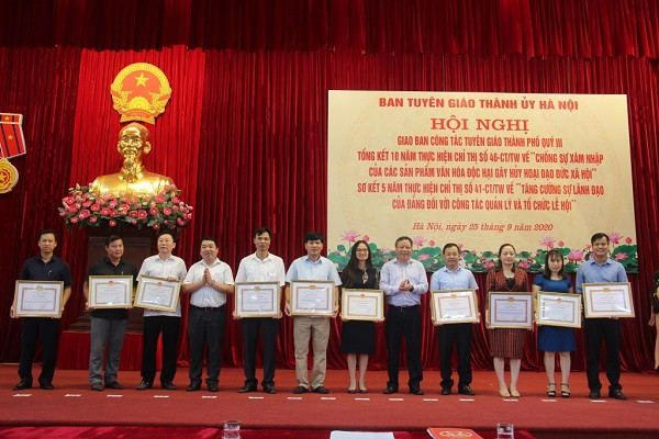 Trao Bằng khen của Ban Thường vụ Thành ủy và UBND TP Hà Nội cho các đơn vị có thành tích xuất sắc trong thực hiện Chỉ thị số 46-CT/TW và Chỉ thị số 41-CT/TW