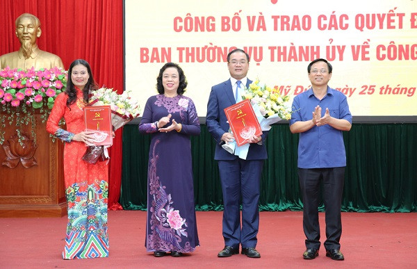 Phó Bí thư Thường trực Thành ủy Ngô Thị Thanh Hằng trao Quyết định cho đồng chí Bạch Liên Hương và Nguyễn Ngọc Việt