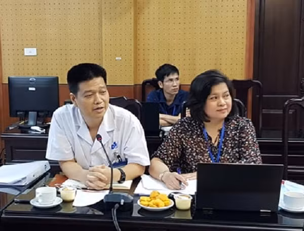 Đại diện lãnh đạo Bệnh viện Da liễu Trung ương trao đổi với báo chí sáng nay