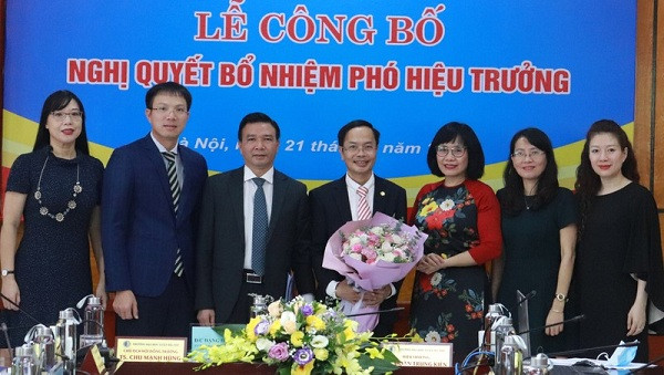 Thứ trưởng Bộ Tư pháp Đặng Hoàng Oanh (giữa) chúc mừng tân Phó Hiệu trưởng Đại học Luật Hà Nội