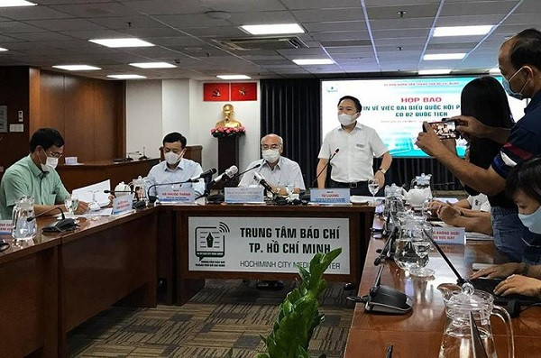Đại diện UBND TP HCM trả lời tại buổi họp báo Đại diện UBND TP HCM trả lời tại buổi họp báo