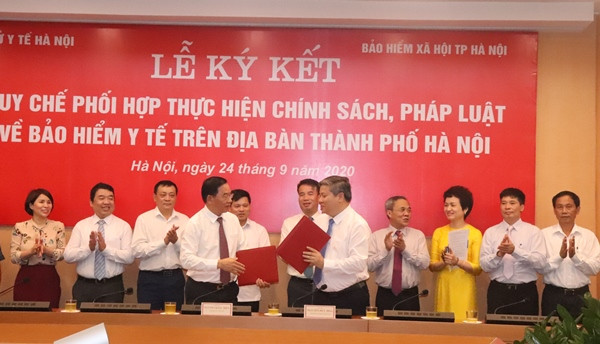 Phó Chủ tịch UBND TP Hà Nội và Tổng Giám đốc BHXH Việt Nam chứng kiến lễ ký kết