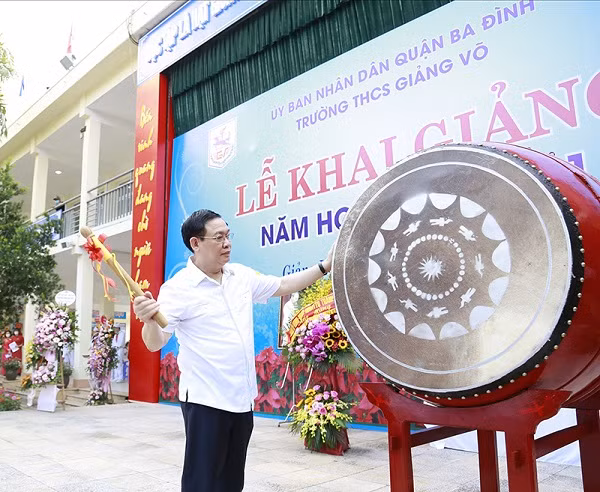 Đồng chí Vương Đình Huệ đánh trống khai trường tại THCS Giảng Võ