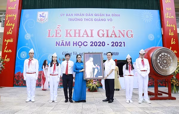 Bí thư Thành ủy Vương Đình Huệ trao tặng thầy trò trường THCS Giảng Võ bức tranh “Bác Hồ quàng khăn quàng khăn đỏ cho thiếu nhi Thủ đô”