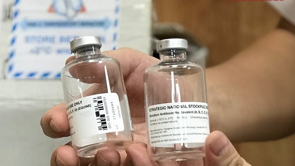 Hai lọ thuốc giải độc botulism antitoxin đầu tiên được nhập về Việt Nam Hai lọ thuốc giải độc botulism antitoxin đầu tiên được nhập về Việt Nam