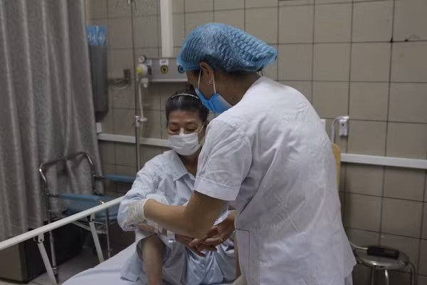 Nữ bệnh nhân ngộ độc nặng do ăn pate Minh Chay đã tiến triển tốt sau khi được tiêm thuốc giải độc