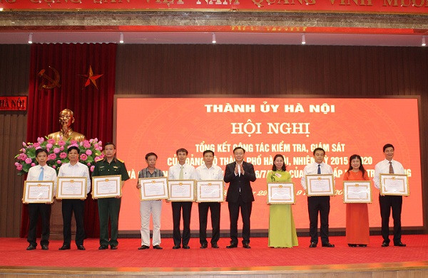 Bí thư Thành ủy Vương Đình Huệ trao Bằng khen cho các tập thể có thành tích trong công tác kiểm tra, giám sát, kỷ luật đảng Bí thư Thành ủy Vương Đình Huệ trao Bằng khen cho các tập thể có thành tích trong công tác kiểm tra, giám sát, kỷ luật đảng