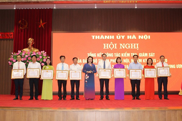 Phó Bí thư Thường trực Thành ủy Ngô Thị Thanh Hằng trao Bằng khen cho các cá nhân Phó Bí thư Thường trực Thành ủy Ngô Thị Thanh Hằng trao Bằng khen cho các cá nhân