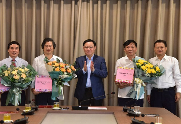 Bí thư Thành ủy Vương Đình Huệ và Trưởng Ban Tổ chức Thành ủy Vũ Đức Bảo chúc mừng 3 đồng chí Thành ủy viên hoàn thành nhiệm vụ