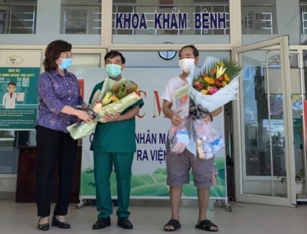 Giám đốc Sở Y tế Đà Nẵng chúc mừng Trung tâm Y tế Hòa Vang và bệnh nhân Covid-19 cuối cùng khỏi bệnh