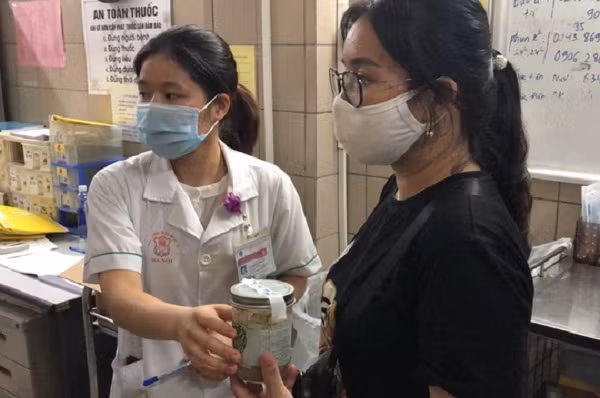 Hộp sản phẩm pate Minh Chay được người nhà nạn nhân ngộ độc mang đến Bệnh viện Bạch Mai Hộp sản phẩm pate Minh Chay được người nhà nạn nhân ngộ độc mang đến Bệnh viện Bạch Mai