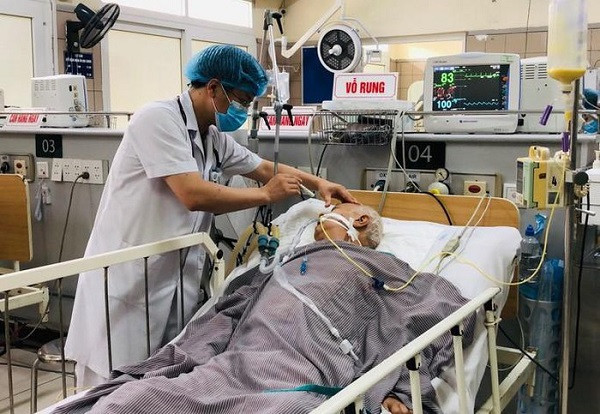 Một bệnh nhân ngộ độc rất nặng đang cấp cứu tại BV Bạch Mai do ăn pate Minh Chay