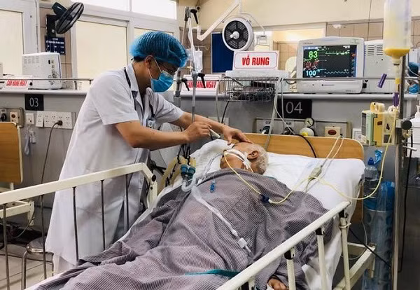 Một bệnh nhân ngộ độc rất nặng đang cấp cứu tại BV Bạch Mai do ăn pate Minh Chay