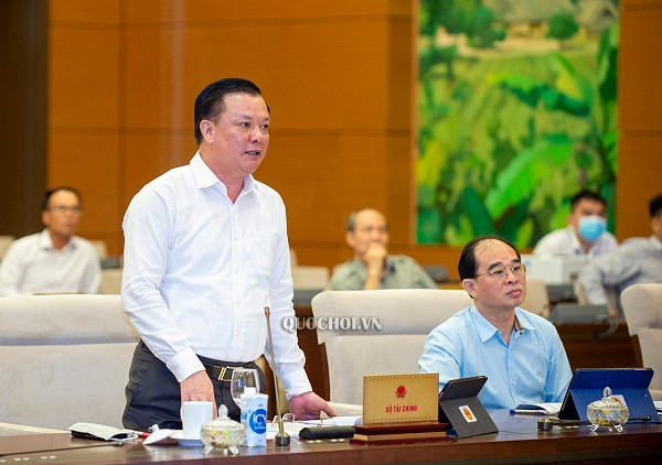 Bộ trưởng Đinh Tiến Dũng báo cáo tại phiên họp Ủy ban Thường vụ Quốc hội