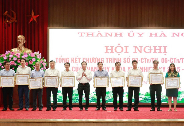 Chủ tịch UBND TP Chu Ngọc Anh tặng Bằng khen cho các tập thể, cá nhân có thành tích trong thực hiện Chương trình số 06-Ctr/TU