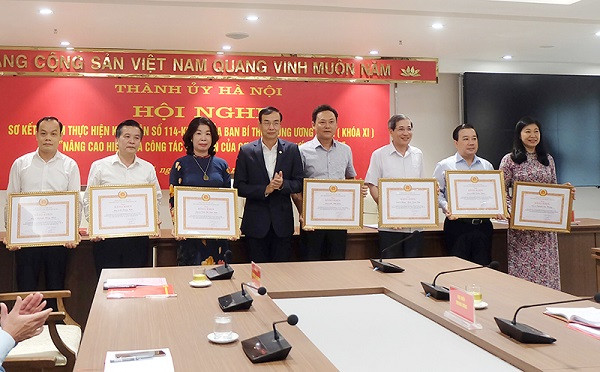 Trao Bằng khen cho các cá nhân có thành tích xuất sắc trong thực hiện Kết luận số 114-KL/TW.