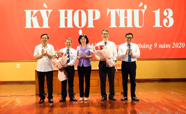 Phó Chủ tịch HĐND thành phố Phùng Thị Hồng Hà chúc mừng tân Chủ tịch HĐND và UBND huyện Mê Linh