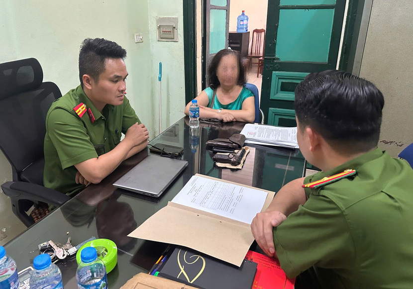 Người phụ nữ mang theo kỉ vật của - Khẩu súng K59 đến giao nộp cho Cơ quan Công an