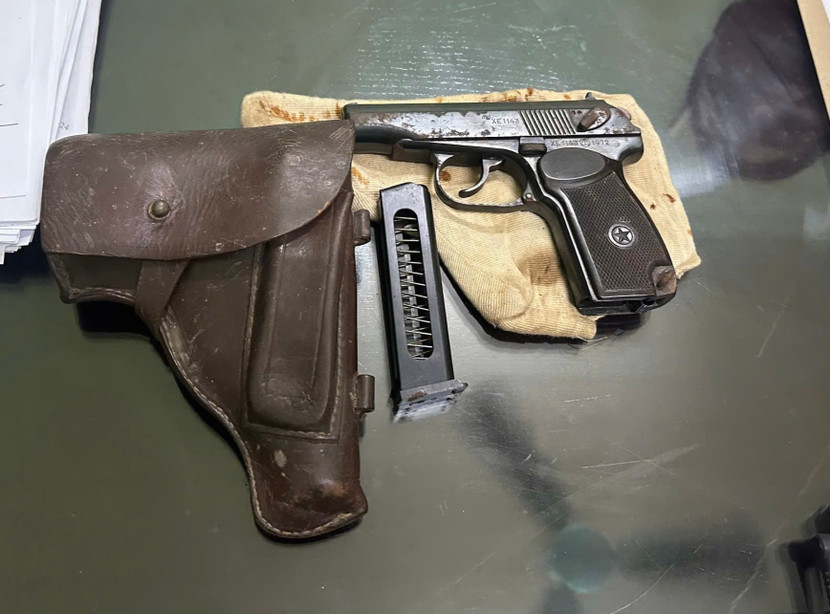 Khẩu súng K59 là kỉ vật của chồng bà T., người từng công tác tại Ban Ký sự Quân đội