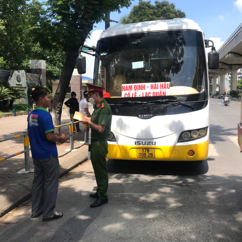 Chủ phương tiện "than trời" vì xe đón ở bến Nước Ngầm thì không có khách, trong khi hành khách thì nhất quyết chỉ đi xe nếu được đón tận nơi Chủ phương tiện "than trời" vì xe đón ở bến Nước Ngầm thì không có khách, trong khi hành khách thì nhất quyết chỉ đi xe nếu được đón tận nơi