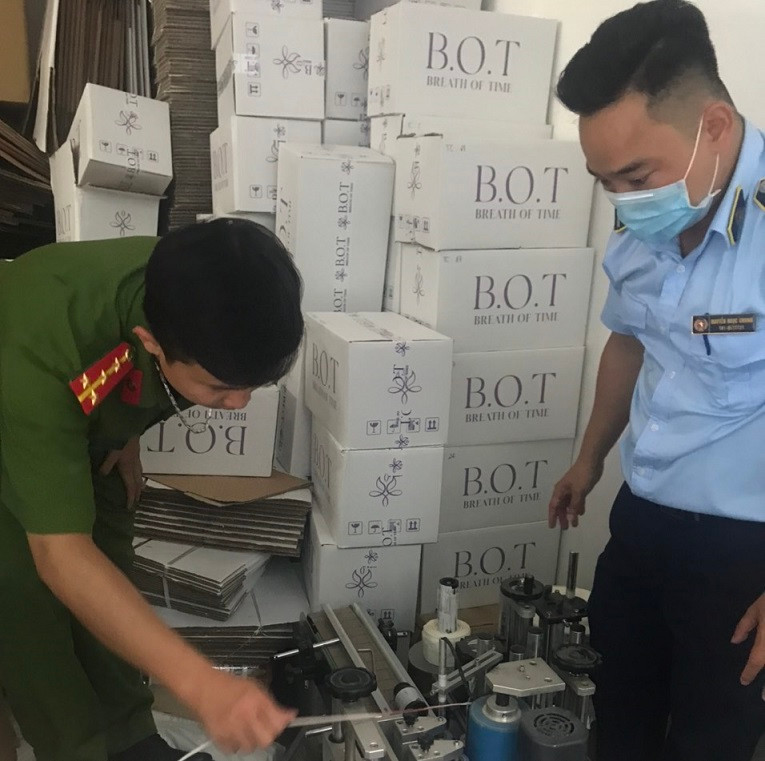 Lực lượng chức năng kiểm tra máy móc sản xuất thực phẩm chức năng nghi giả tại cơ sở này Lực lượng chức năng kiểm tra máy móc sản xuất thực phẩm chức năng nghi giả tại cơ sở này