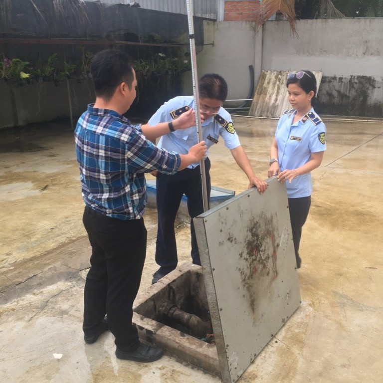 Lực lượng chức năng kiểm tra 1 cây xăng