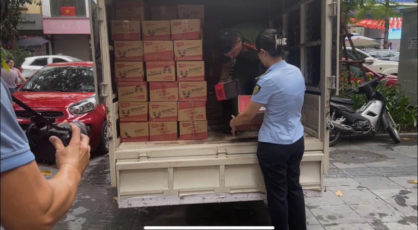 Hàng nghìn chiếc bánh Trung thu được vận chuyển bằng xe tải