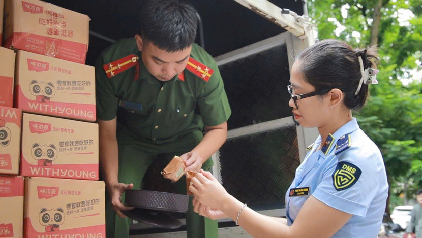Bao bì hộp bánh Trung thu in chữ nước ngoài
