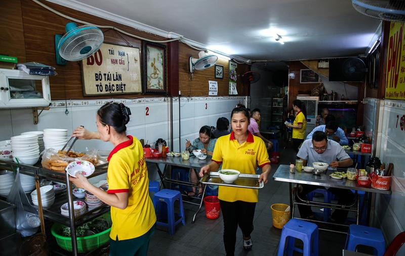 Một quán phở đang phục vụ thực khách