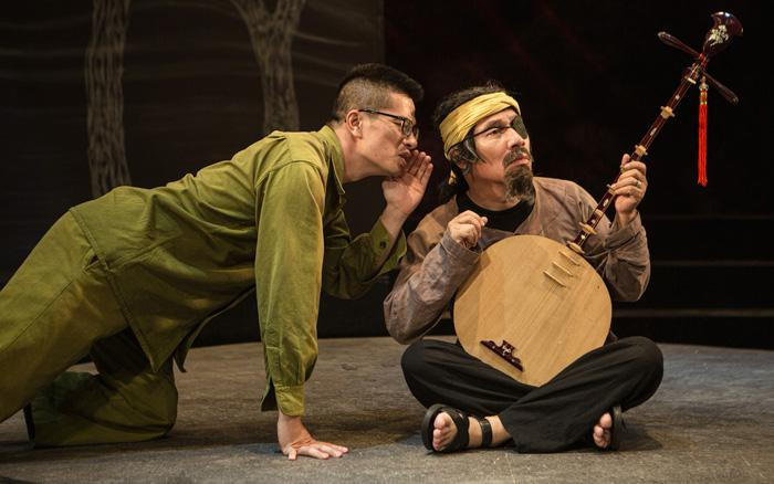 NSƯT Quang Thắng trong vở "Làng song sinh" NSƯT Quang Thắng trong vở "Làng song sinh"