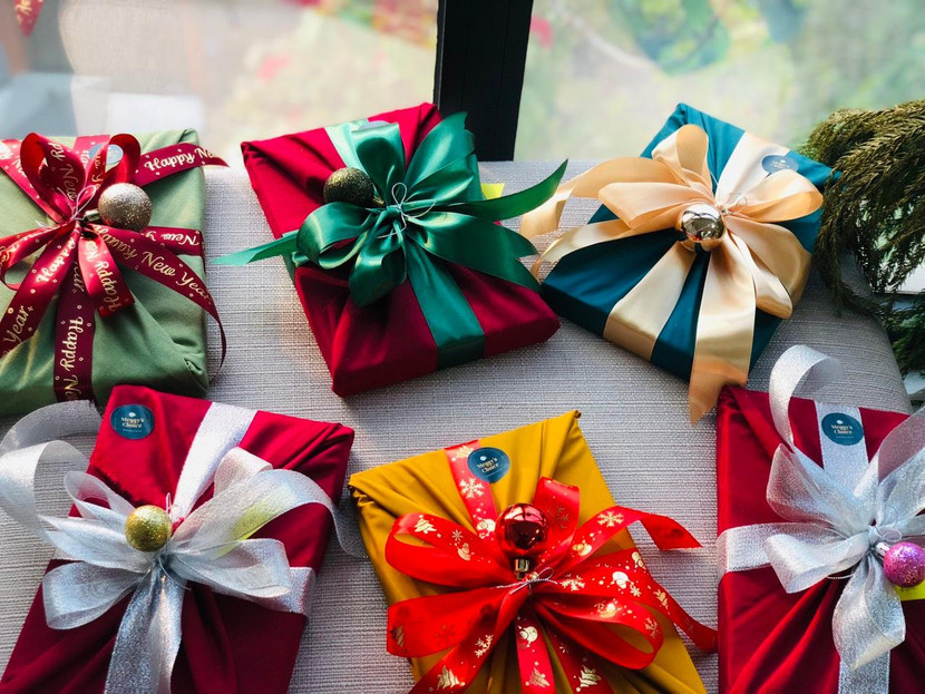 Những cuốn sách hay, ý nghĩa được bọc và trang trí đẹp mắt, sẽ là món quà tặng người thân, bạn bè nhân dịp Giáng sinh và năm mới 2021